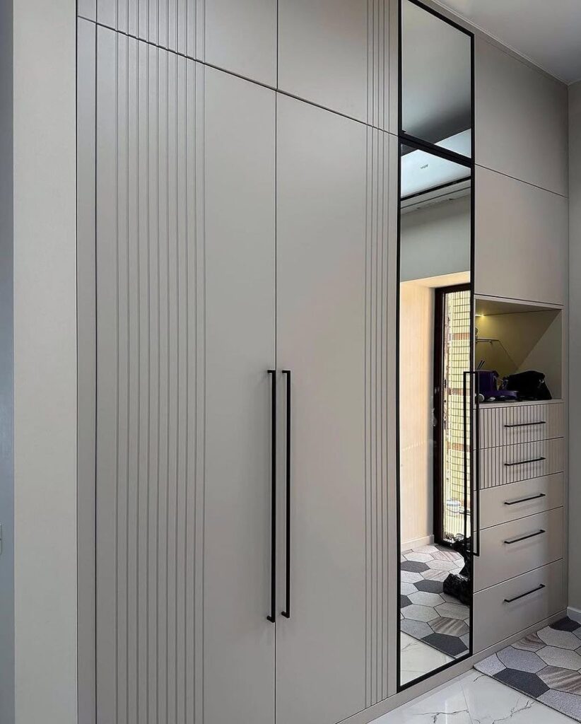 Распашной шкаф в прихожей с комодом, Р-021